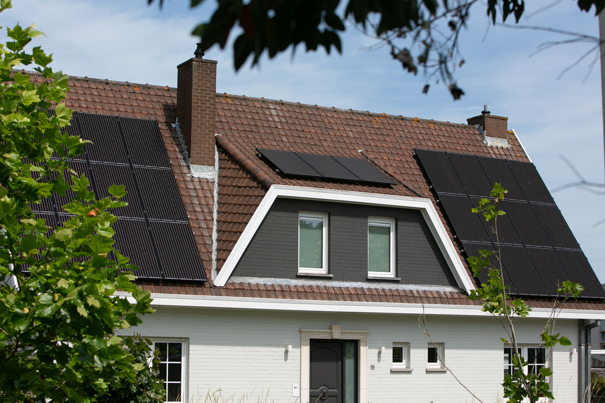 Solar-tec helpt particulieren, landbouwers en bedrijven om geld te besparen via zonnepanelen.